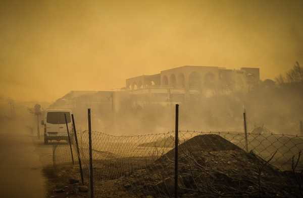 Πυρκαγιά στη Ρόδο: Μήνυμα του 112 για εκκένωση σε Μάσαρη, Μαλώνα και Χαράκι