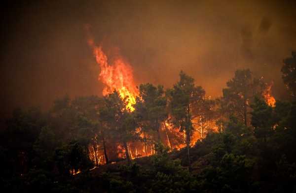 LIVE: Καίγονται σπίτια στα Λάερμα- Συνεχίζονται οι απεγκλωβισμοί