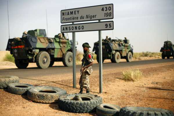 Αντίθετα τα κράτη της Δυτικής Αφρικής με την εξαγγελία των πραξικοπηματιών στο Νίγηρα για τριετή μεταβατική περίοδο