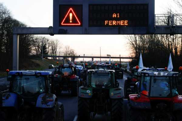 Γαλλία: Δεν υποχωρούν οι αγρότες παρά τις δεσμεύσεις του πρωθυπουργού
