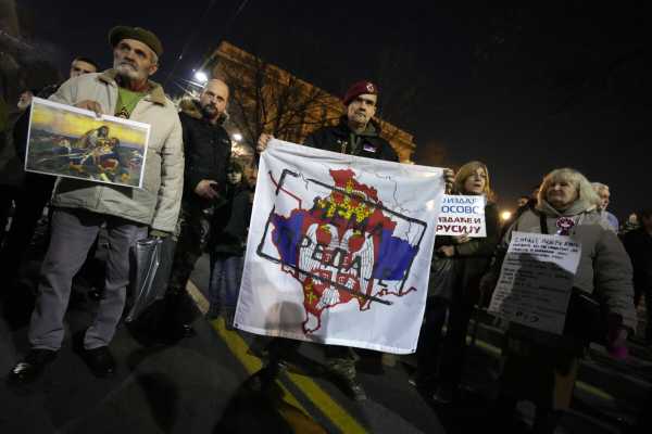 Σερβία: Διαδήλωση ακροδεξιών κατά της ευρωπαϊκής λύσης για το Κόσοβο – Συνθήματα υπέρ του Πούτιν και της ομάδας «Wagner»