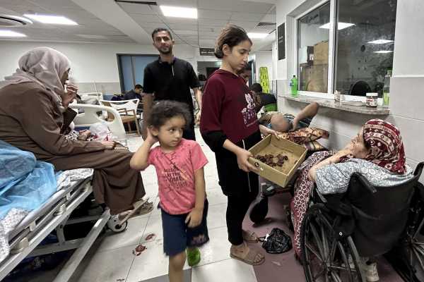 Σφοδρές μάχες γύρω από νοσοκομεία στη Γάζα: Ακατάπαυστοι βομβαρδισμοί – Διεθνής αγωνία για εξάπλωση του πολέμου