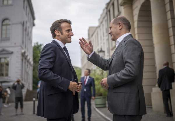 Δείπνο του καγκελάριου Όλαφ Σολτς και του προέδρου της Γαλλίας Εμανουέλ Μακρόν για την «άρρηκτη φιλία» μεταξύ Γερμανίας – Γαλλίας