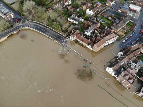 Βρετανία: Εκατοντάδες σπίτια εκκενώθηκαν λόγω των πλημμυρών