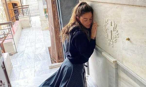 Στο Μοναστήρι του Αγίου Νεκταρίου η Μαρία Μενούνος - «Μόλις γονάτισα άκουσα χτυπήματα», συγκλονίζει με τα όσα βίωσε