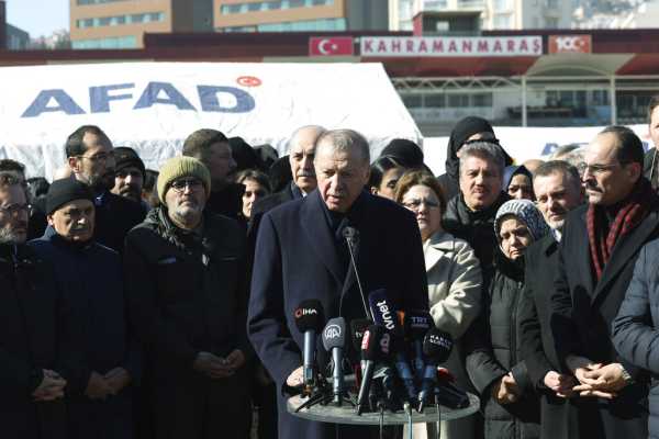 Πυρά κατά Ερντογάν για την «οικιστική ειρήνη» των αυθαιρέτων – Άνοιξε η συζήτηση για αναβολή των εκλογών
