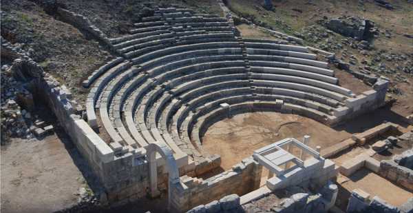 Αρχαίο θέατρο Πλευρώνας: Eγκαίνια αποκατάστασης από την υπουργό Πολιτισμού Λίνα Μενδώνη