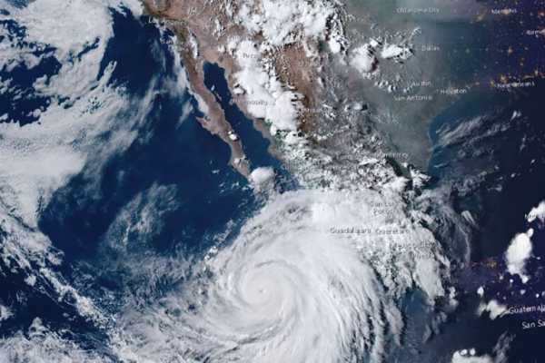Ο τυφώνας Χίλαρι που κατευθύνεται στις ΗΠΑ εξασθενεί στην κατηγορία 2