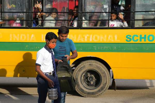 Ινδία: Τουλάχιστον έξι μαθητές σκοτώθηκαν όταν σχολικό λεωφορείο προσέκρουσε σε δέντρο