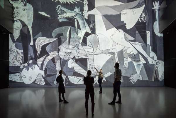 Μαδρίτη: Οι άνθρωποι μπορούν επιτέλους να φωτογραφίσουν τον διάσημο πίνακα «Γκουέρνικα» του Πικάσο