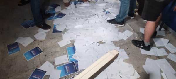 Επίθεση στο εκλογικό περίπτερο της ΝΔ - Δεκαπέντε άτομα «φωτογραφίζουν» στελέχη του κόμματος (vid)