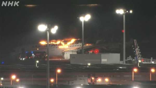 Ιαπωνία: Φωτιά σε αεροπλάνο στο αεροδρόμιο του Τόκιο – Απομακρύνθηκαν οι 367 επιβάτες (βίντεο)