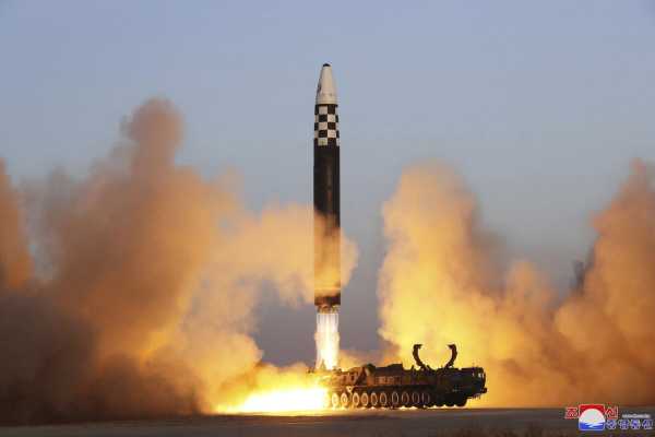 Η Βόρεια Κορέα εκτόξευσε βαλλιστικό πύραυλο και κατήγγειλε τις ΗΠΑ για αύξηση των εντάσεων