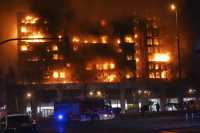 Τραγωδία στην Ισπανία: Τέσσερις νεκροί και 14 τραυματίες από πυρκαγιά σε πολυκατοικία 14 ορόφων στη Βαλένθια (video)
