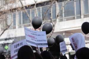 «Αθάνατοι»: Μαύρα μπαλόνια στο ουρανό της Αθήνας για τα παιδιά στα Τέμπη – Συλλαλητήριο οργής