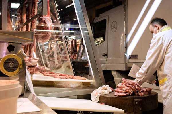 Η ακρίβεια «χτυπάει» το τραπέζι της Τσικνοπέμπτης: Αύξηση 30 λεπτά στο κρέας μέσα σε 2,5 εβδομάδες