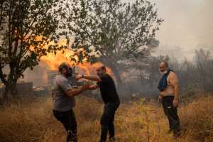 Φυλή: Κάτοικοι, εθελοντές και πυροσβέστες δίνουν σκληρή μάχη με τις φλόγες (φωτογραφίες)