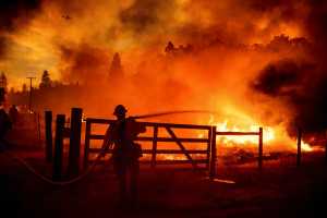 ΗΠΑ: Συναγερμός στην Ουάσιγκτον για πυρκαγιά που απειλεί σπίτια και αγωγό φυσικού αερίου