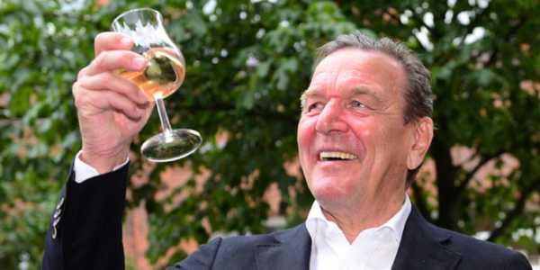 Αμβούργο: Ο Γκέρχαρντ Σρέντερ αρνείται να πληρώσει 6.000 ευρώ για το κρασί που ήπιε ο καλεσμένος του