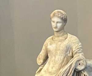 Μινωική λάρνακα, γυναικείο άγαλμα και ανδρική μορφή από επιτύμβιο ναΐσκο επιστρέφουν στην Ελλάδα από το Μουσείο Carlos