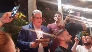 Δ. Κουτσούμπας: Έκπληξη με τούρτα σε 26χρονο που είχε γενέθλια – Το βίντεο που δημοσιεύθηκε στο TikTok